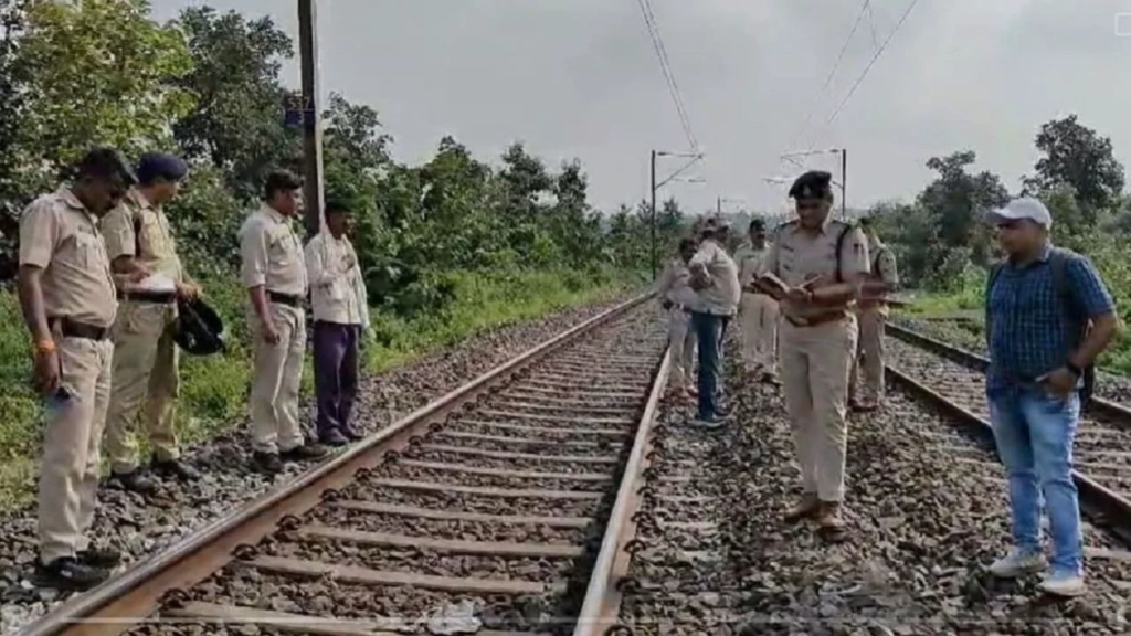 बुरहानपुर: क्या आर्मी स्पेशल ट्रेन को उड़ाने का था इरादा? रेलवे ट्रैक पर 10 डेटोनेटर लगाने वाला गिरफ्तार, उगले राज…