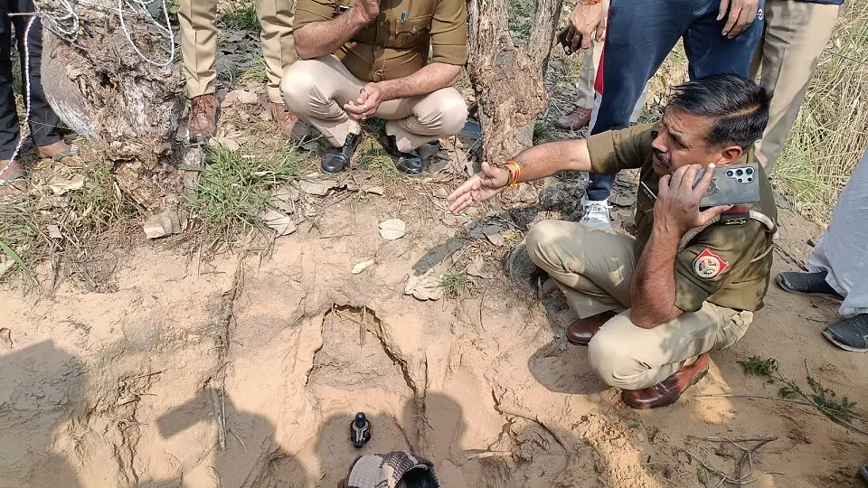 यूपी में सरकारी भूमि की खोदाई में निकला प्राचीन शिवलिंग, उमड़ी ग्रामीणों की भीड़; कई अफसर भी पहुंचे  ˠ