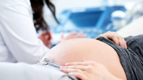 पथरी के दर्द का इलाज कराने आई महिला को हुआ प्रसव...पति ने किया हंगामा, बोला- मैं एक साल से घर से बाहर हूं