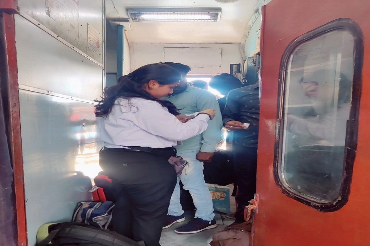 ट्रेन में TT ने मांगा टिकट, यात्री हाथ पकड़कर ले गया बाथरूम, अंदर ऐसा कुछ दिखाया कि...चढ़ गया पारा
