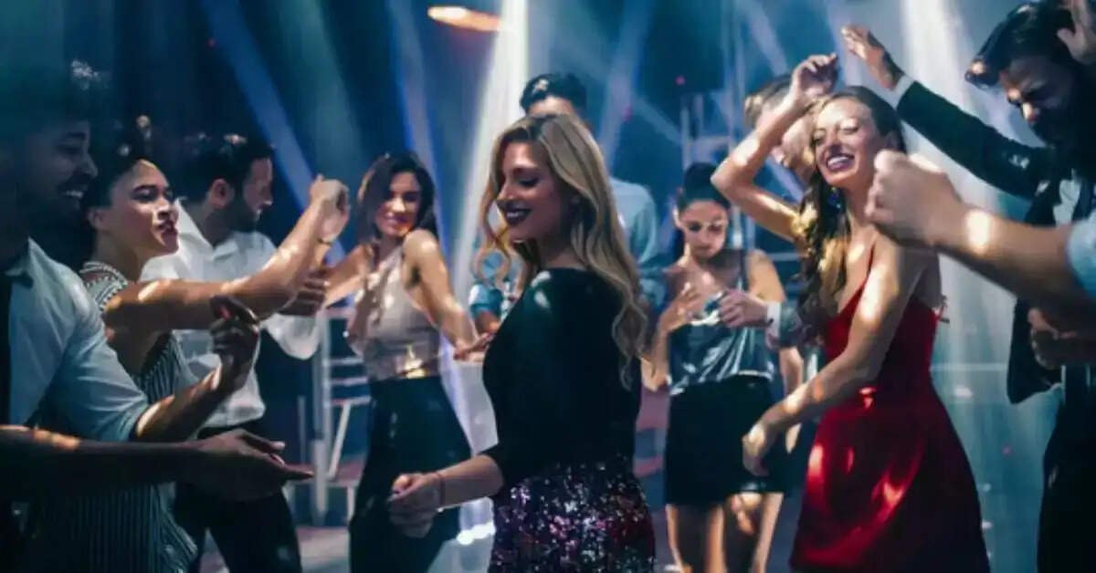 Nightout के लिए बेस्ट हैं दिल्ली की ये 5 जगहें, रात 10 बजे के बाद विदेशों जैसा होता है माहौल