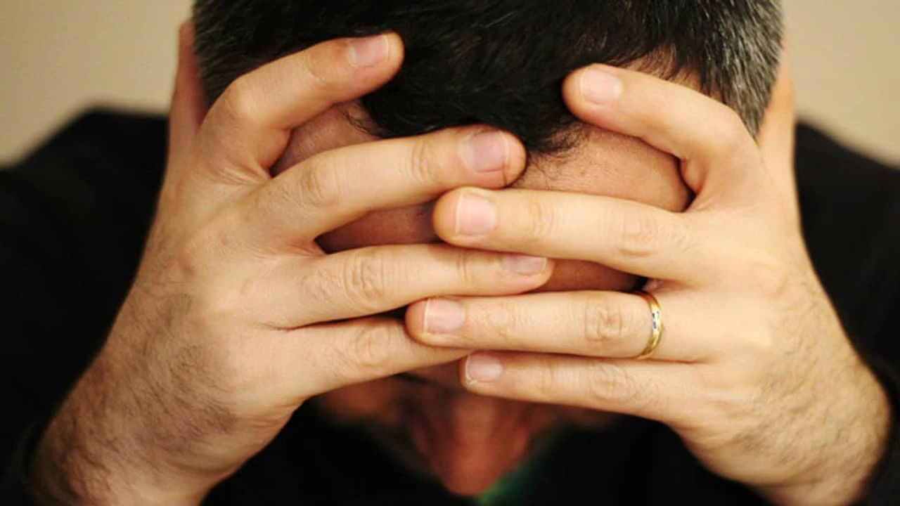 पिता की मौत के बाद खाता बंद कराने बैंक गए थे मां-बेटे, वहां जो पता चला उसे सुन हिल गए दोनों!