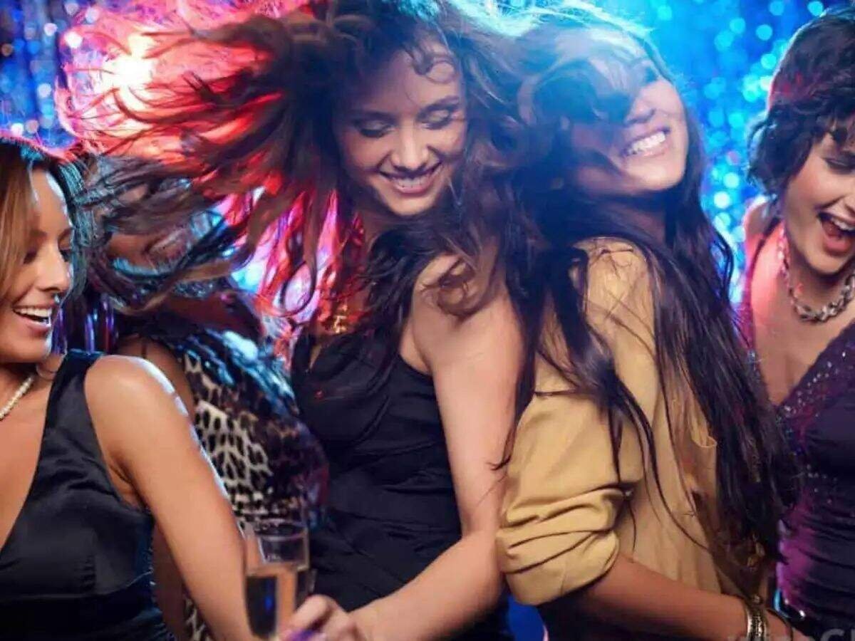 Delhi की ये जगहें रात 10 बजे के बाद हो जाती है रंगीन, विदेशों जैसा होता है माहौल