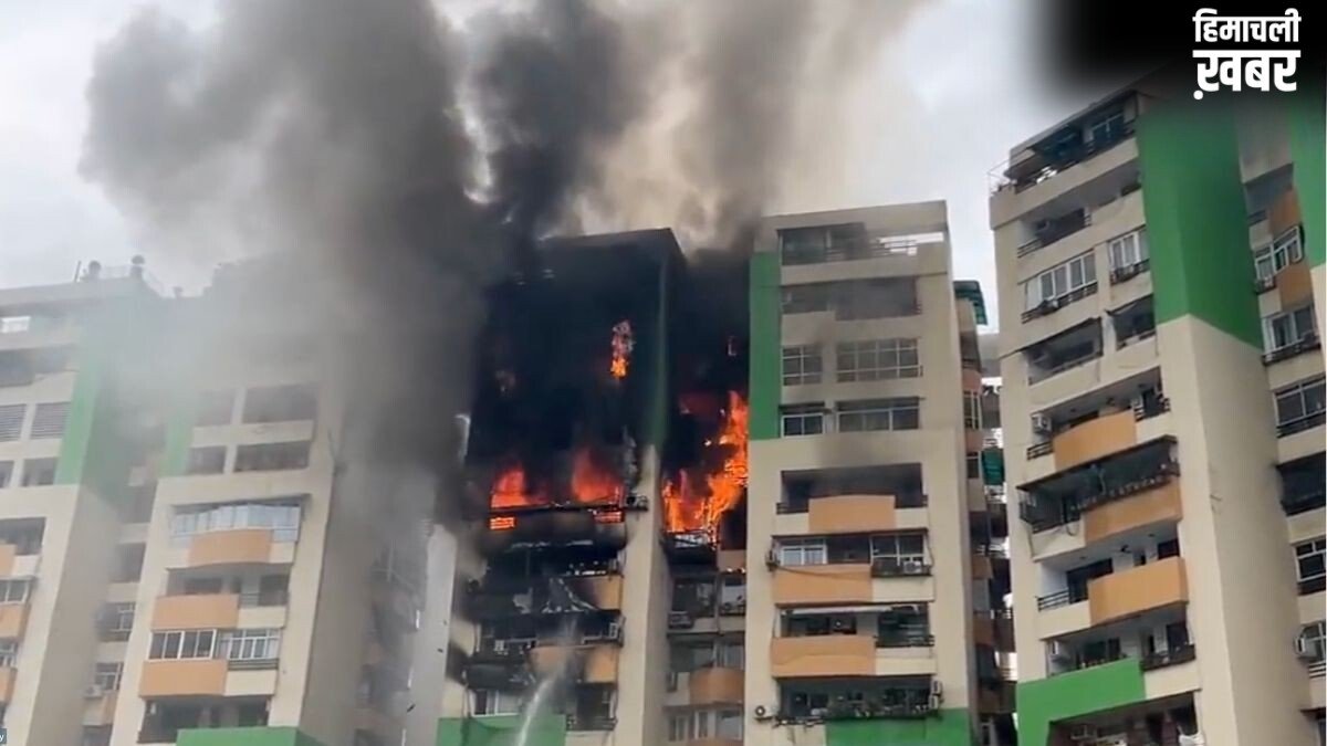 गाजियाबाद: गौर ग्रीन एवेन्यू में जलकर राख हुए कई फ्लैट, 10वीं मंजिल पर फंसा था वेंटिलेटर आश्रित मरीज