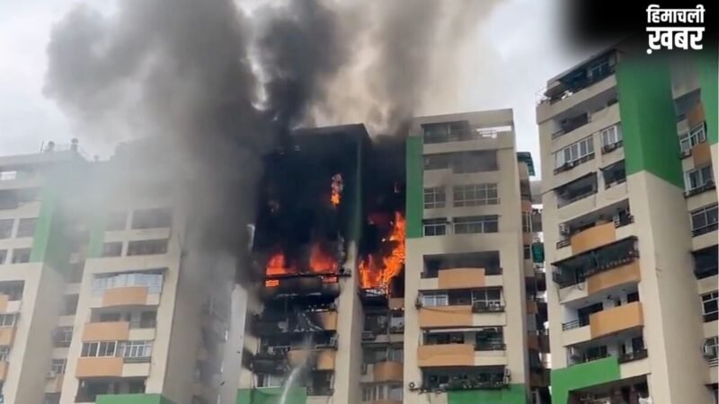 गाजियाबाद: गौर ग्रीन एवेन्यू की बहुमंजिला इमारत में लगी आग, 10वीं मंजिल पर फंसा था वेंटिलेटर आश्रित मरीज