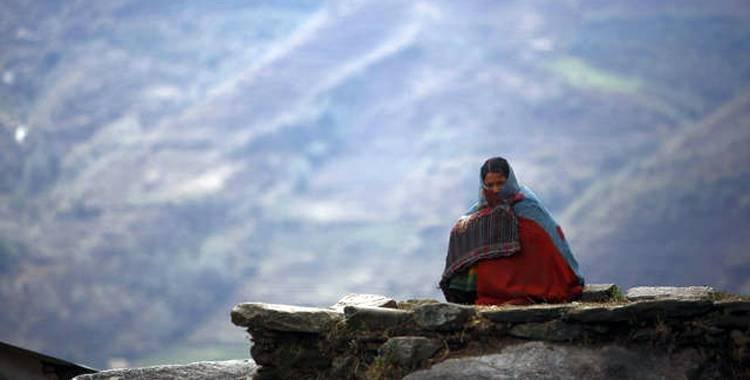 पीरियड आया तो बहू को ठंड में घर से बाहर कर दिया, दो बच्चों के साथ अपने ही कंबल में मरी मिली