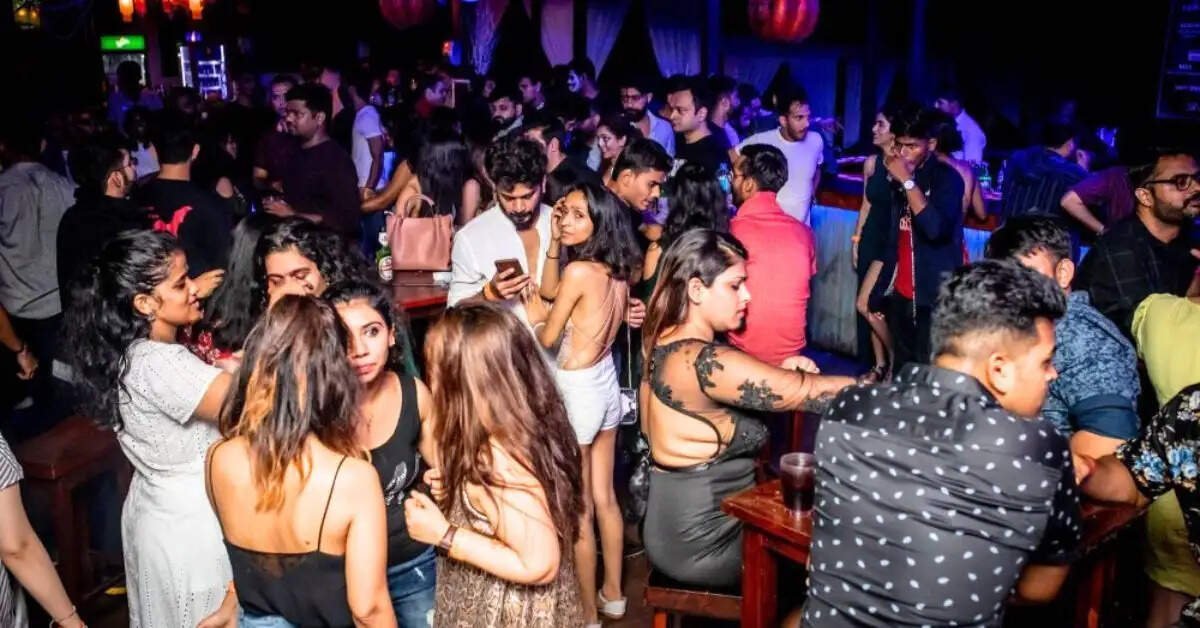 Nightlife : NCR की इन 6 जगहों पर लगा रहता है लड़के लड़कियों का जमावड़ा, आधी रात तक चलती है रंगीन पार्टी