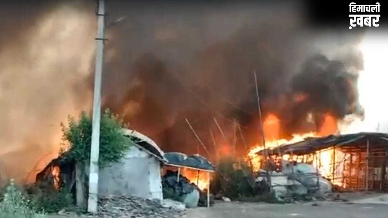 Fire in Hapur: हापुड़ में भीषण आग का तांडव! 70 झुग्गियां राख… दो फैक्ट्रियां भी जलीं