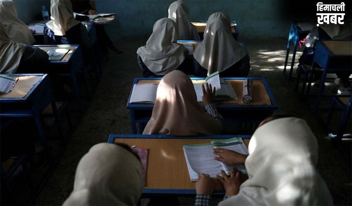 Pakistan में Financial Crisis गहराया, Peshawar University के कर्मचारी वेतन-पेंशन के लिए सड़क पर उतरे