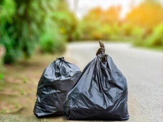 सड़क किनारे राहगीरों को दिखा कुछ ऐसा, फटाफट पुलिस को लगाया फोन, खुला राज