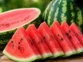पानी से तर है तरबूज़, गर्मी में खाने के बाद इसका सेवन करने से क्या फूड प्वाइजनिंग और ब्लोटिंग हो सकती है, डॉक्टर से जानिए