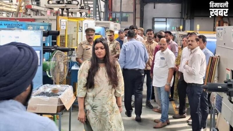 गौतमबुद्धनगर की जिलाधिकारी मेधा रूपम ने JBJ टेक्नोलॉजी लिमिटेड कंपनी का किया भ्रमण, मेडिकल कैंप का लिया जायजा