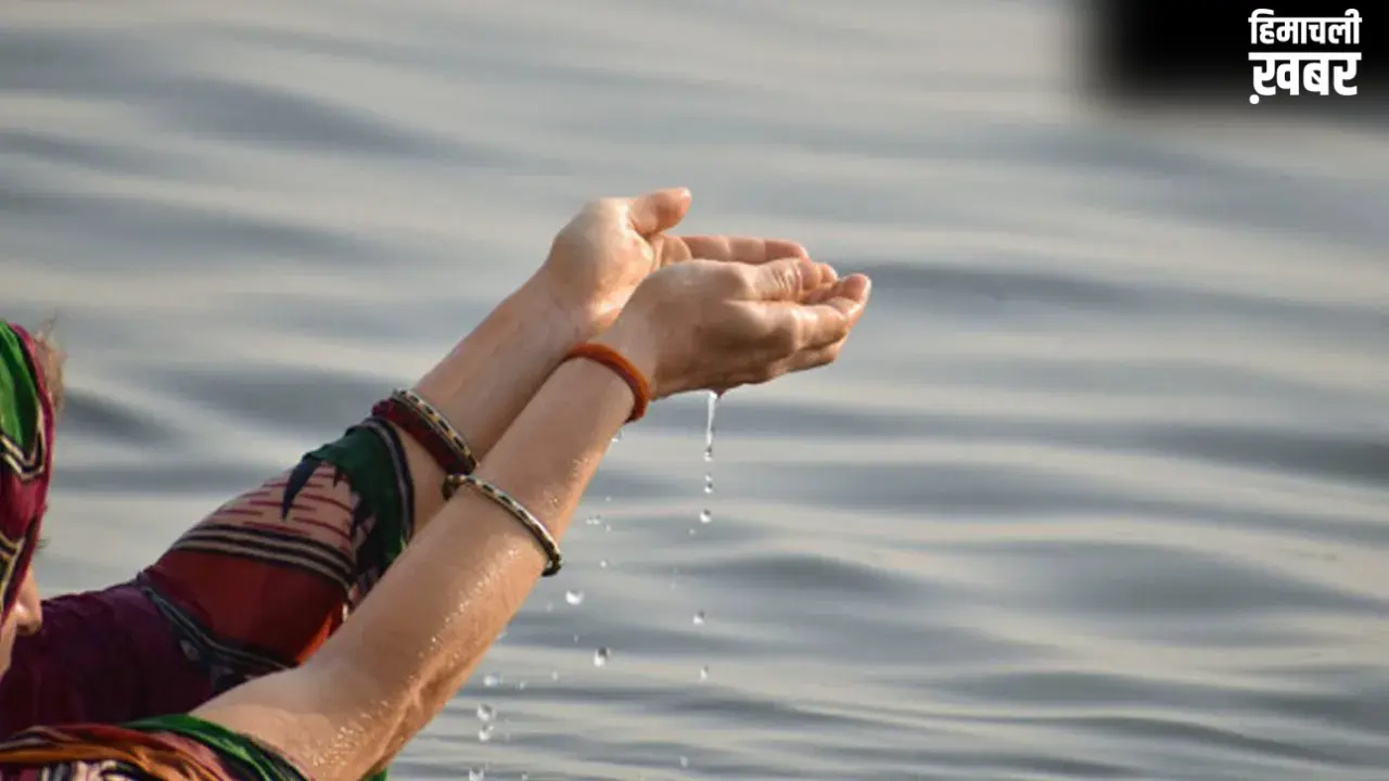 Gangajal Rakhne Ke Niyam: घर में किस जगह और कैसे रखें गंगाजल? जानिए कैसे गंगाजल से जुड़ा है भाग्योदय का योग​