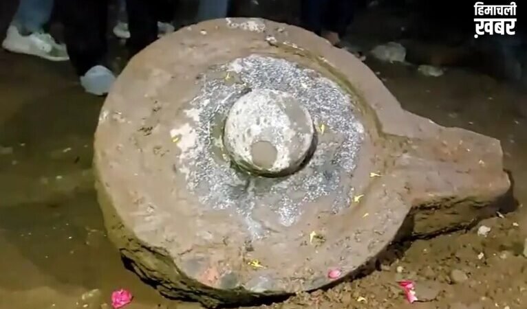 महाकालेश्वर मंदिर परिसर में खुदाई के दौरान मिला विशाल शिवलिंग, दर्शन के लिए उमड़ी भीड़