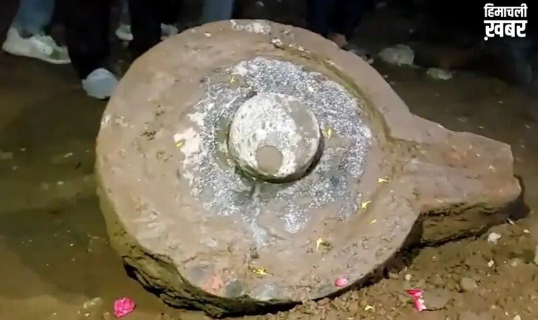 महाकालेश्वर मंदिर परिसर में खुदाई के दौरान मिला विशाल शिवलिंग, दर्शन के लिए उमड़ी भीड़
