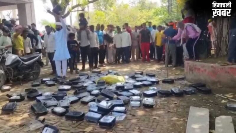 ‘लो रख लो स्मार्ट मीटर’… आगरा-फिरोजाबाद में हंगामा, लोगों ने घरों से मीटर उखाड़े, बिजली विभाग के ऑफिस में फेंका