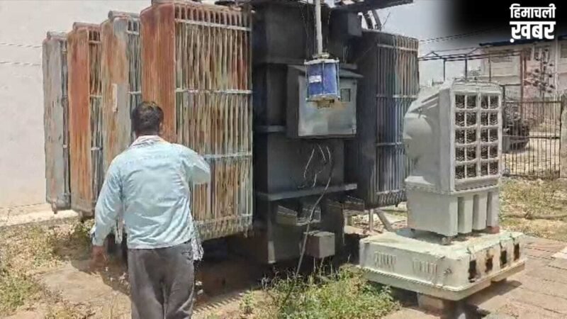 औरैया में ट्रांसफार्मरों को भी लग रही गर्मी! ठंडा रखने के लिए लगाए गए कूलर; दिखा अनोखा नजारा​