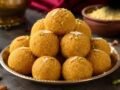 मीठा खाने का है मन तो घर पर बनाएं दानेदार बेसन के लड्डू, इन चीजों की मदद से मिलेगा हलवाई जैसा स्वाद​