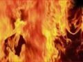 रूठी पत्नी को मनाने गया था, नहीं मानी तो खुद पर छिड़का पेट्रोल और लगा ली आग, फिर बेहोश होने तक चलाता रहा बाइक