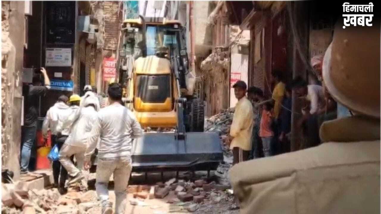 एक बार फिर दालमंडी में गरज रहा बुलडोजर, 45 घरों पर कार्रवाई; भारी पुलिस बल तैनात