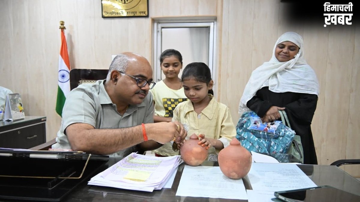 गुल्लक लूट की फरियाद सुन भावुक हुए कानपुर DM, अनोखा न्याय कर बच्ची को लौटाई मुस्कान​