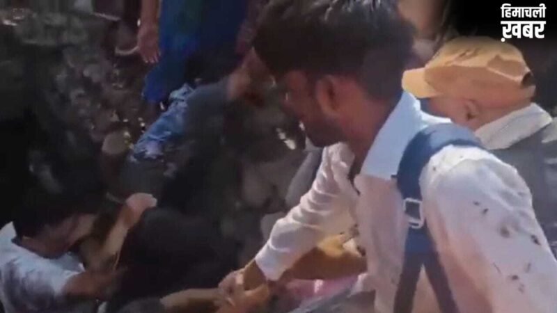 कानपुर में बीएड प्रवेश परीक्षा के दौरान हादसा, स्लैब धंसने से कई अभ्यर्थी घायल​
