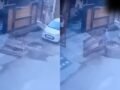 खेलने के दौरान बच्चे पर गिरा भारी लोहे का गेट, मौत के मुंह में समाया; CCTV में कैद​