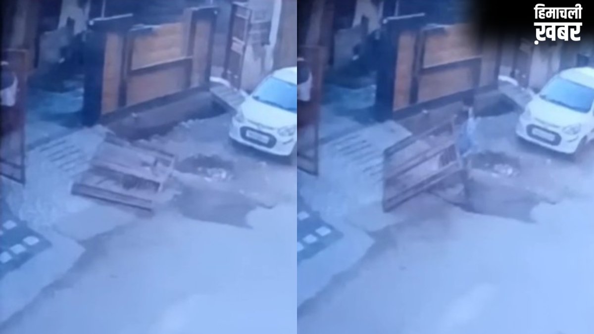 खेलने के दौरान बच्चे पर गिरा भारी लोहे का गेट, मौत के मुंह में समाया; CCTV में कैद​