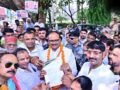 धरना दे रहे ग्राम प्रधानों के बीच पहुंचे उपमुख्यमंत्री ब्रजेश पाठक, मांगों पर विचार का दिया भरोसा, मिठाई भी खिलाई​