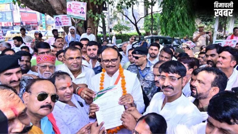 धरना दे रहे ग्राम प्रधानों के बीच पहुंचे उपमुख्यमंत्री ब्रजेश पाठक, मांगों पर विचार का दिया भरोसा, मिठाई भी खिलाई​