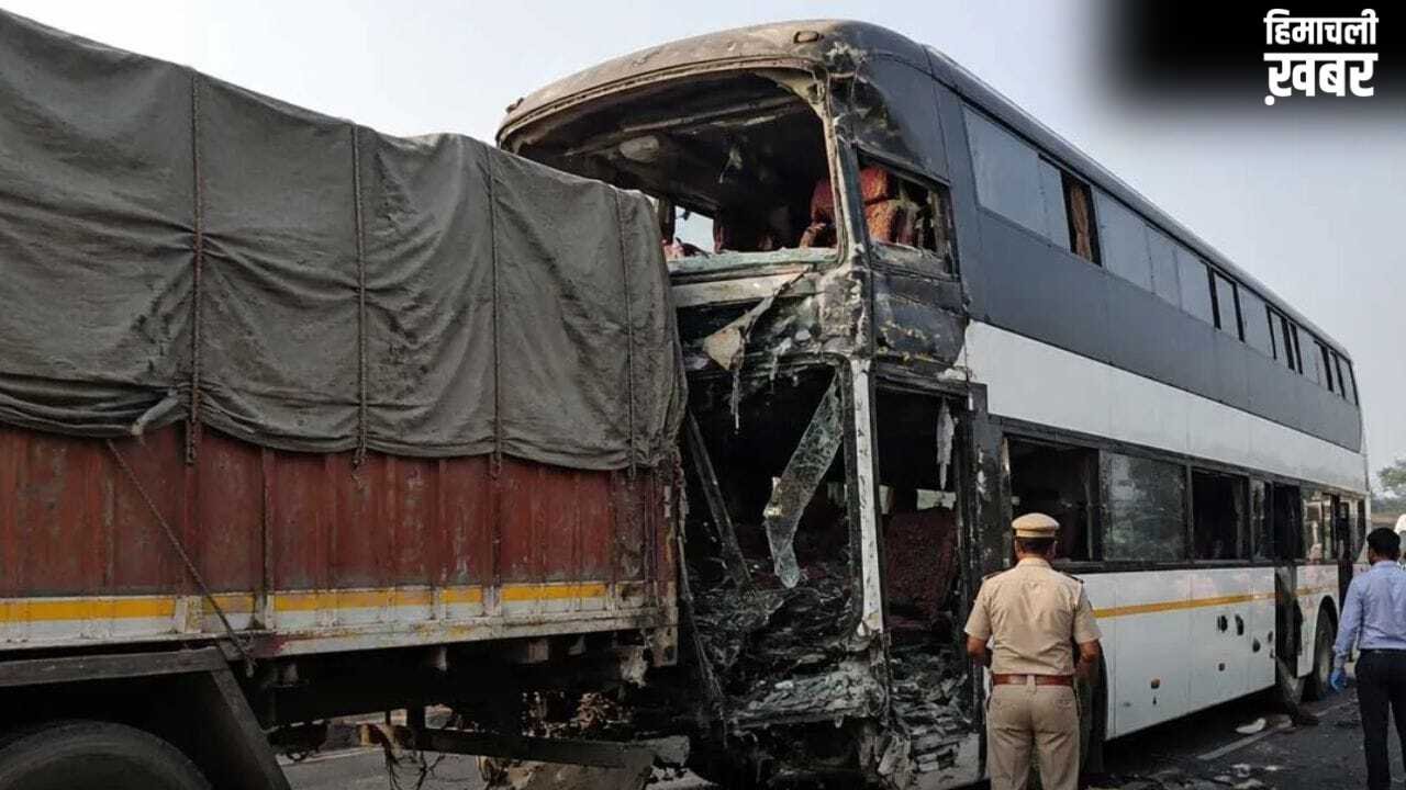 गंगा एक्सप्रेसवे पर भीषण हादसा, ट्रक से टकराई डबल डेकर बस; 30 लोग घायल​