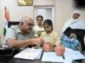 ​मासूम की गुल्लक पर पड़ा ‘डाका’, सिसकती बच्ची की कहानी सुन पसीजा कानपुर DM का दिल​