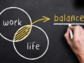 Work Life Balance: ऑफिस, तनाव और थकान से हैं परेशान, गुरूदेव श्री श्री रविशंकर के विचारों से मिलेगा मोटिवेशन​