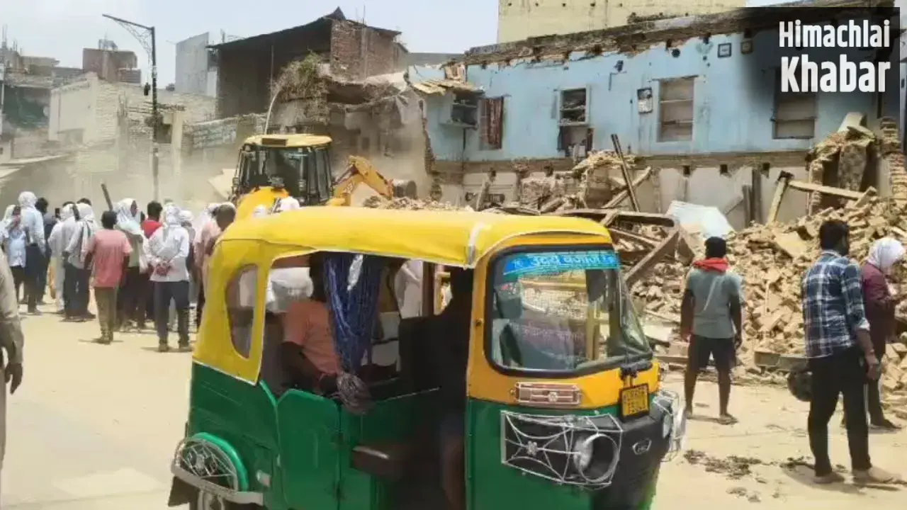 वाराणसी में ग्रैंड ओपनिंग से पहले रेस्टोरेंट पर टूटा बुलडोजर का कहर, पीडब्ल्यूडी बोला- नुकसान की भरपाई करेंगे