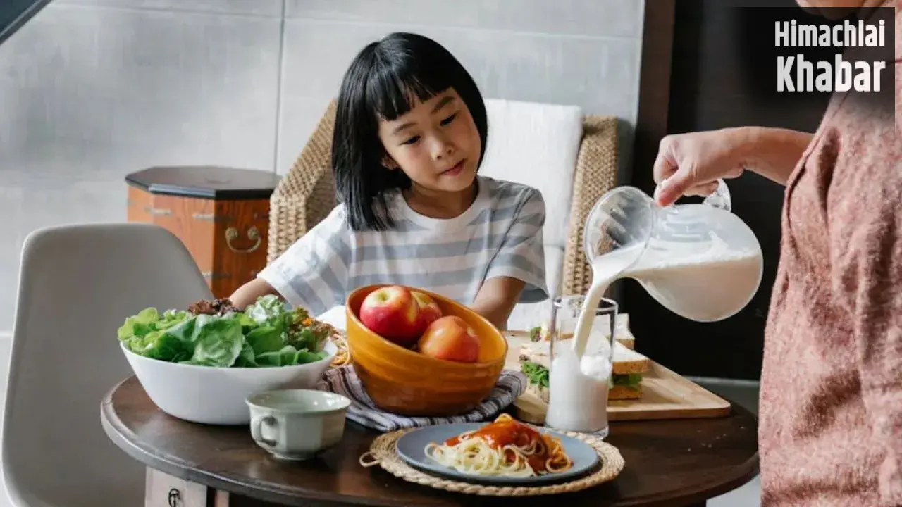 Health Tips For Children: मानसून में बच्चों की डाइट पर रखें खास नजर, ये चीजें बन सकती हैं बीमारी की वजह​