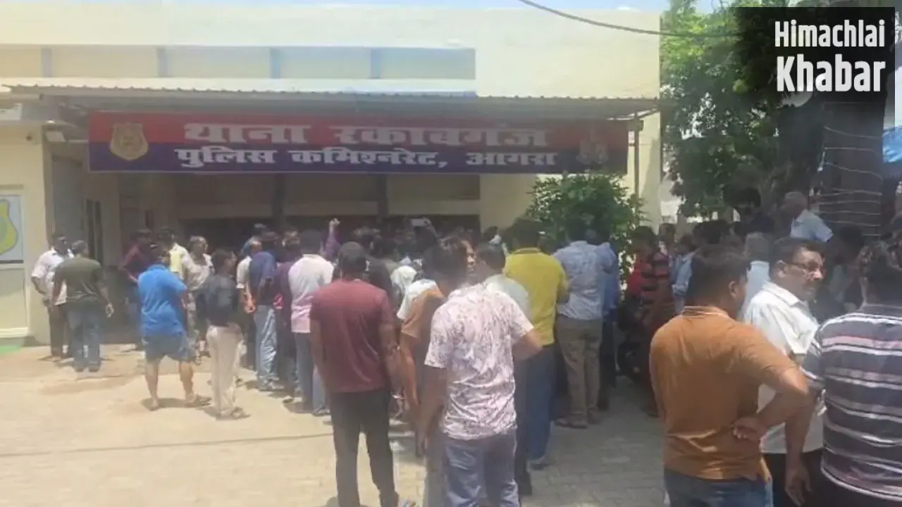 थाने के सामने मंदिर की जमीन पर कब्जे का आरोप, चौकीदार से मारपीट; जैन समाज के लोगों ने किया थाने का घेराव​