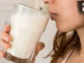 Daily Milk Intake: क्या जरूरत से ज्यादा दूध पीना भी दे सकता है बीमारियों को निमंत्रण, कितनी मात्रा है फायदेमंद​
