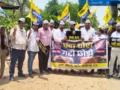 राम मंदिर चढ़ावे में भ्रष्टाचार के आरोपों पर AAP का प्रदर्शन, ₹420 का चेक बनाकर चंपत राय को भेजा