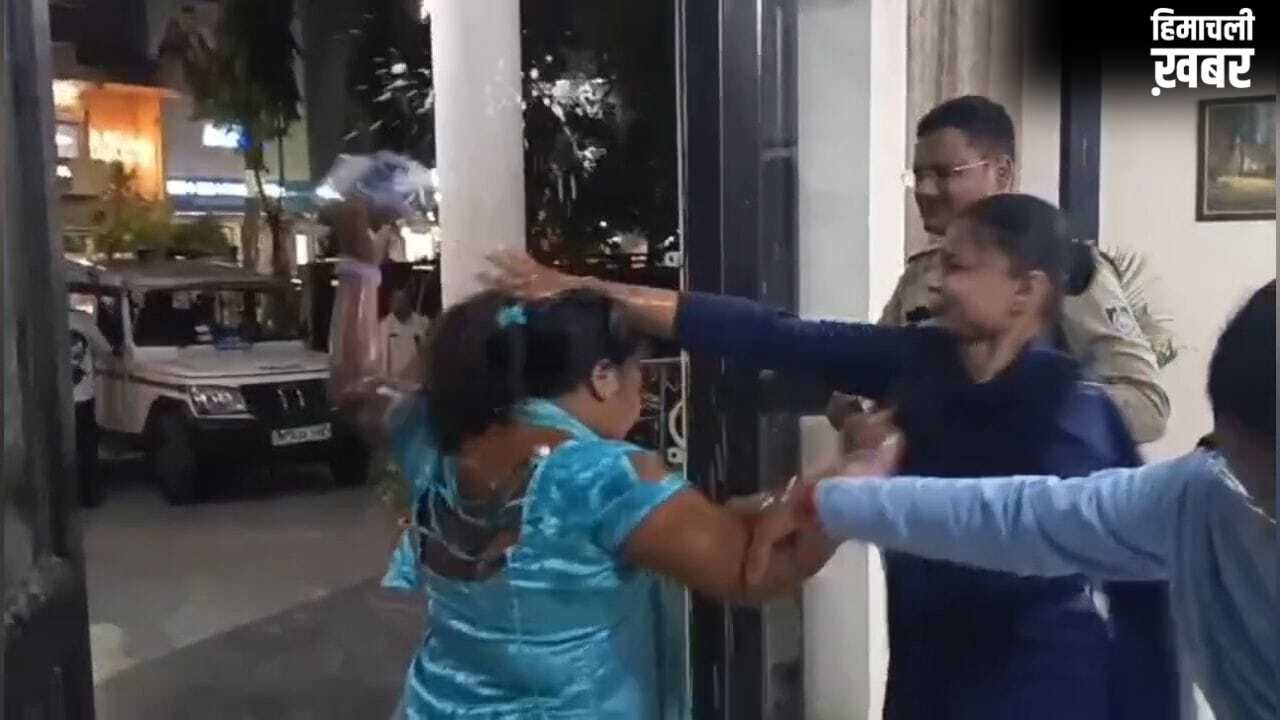 ‘न्याय नहीं मिला तो दे दूंगी जान…’, प्रेमी की गिरफ्तारी से भड़की प्रेमिका, थाने में खुद पेट्रोल छिड़कर आत्मदाह की कोशिश​