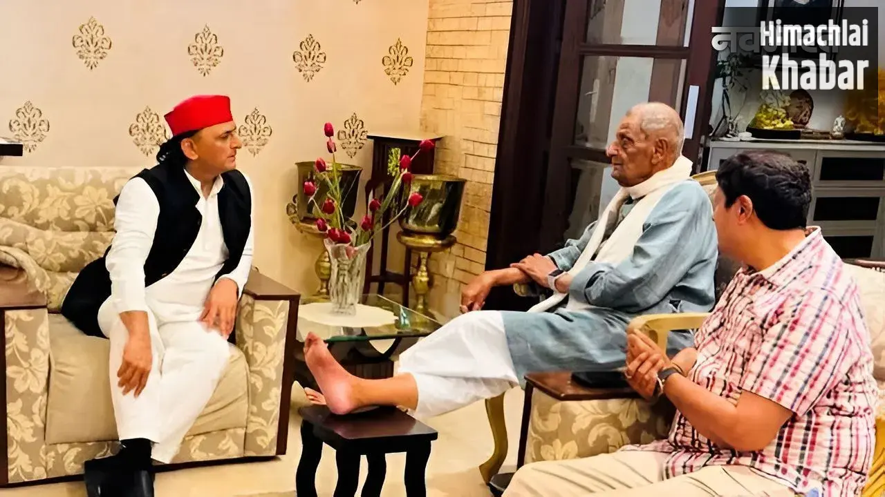 UP Chunav 2027: अखिलेश यादव के सामने टेबल पर पैर रखकर बात करने वाला ये नेता कौन? तस्वीरें सोशल मीडिया पर वायरल​