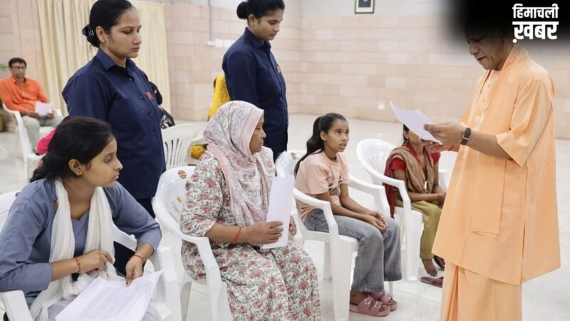 CM योगी आदित्यनाथ ने सुनी लोगों की समस्याएं, BTech की इच्छुक छात्रा को दिलाया प्रवेश का भरोसा​
