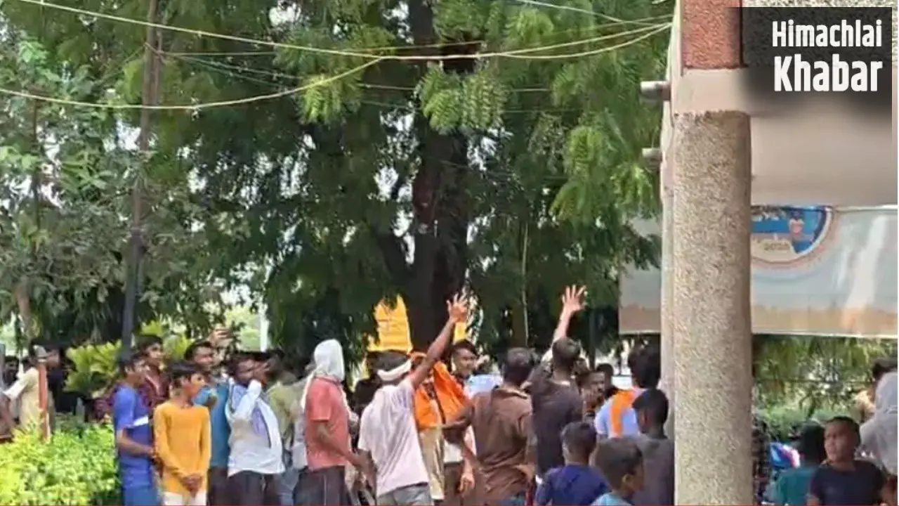 कानपुर: गोलू हत्याकांड में आरोपियों की गिरफ्तारी न होने पर फूटा गुस्सा, महाराजपुर थाने का घेराव​