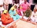 फतेहपुर: 750 करोड़ की परियोजना के भूमि पूजन में अव्यवस्था, माइक न मिलने पर भड़कीं राज्यमंत्री