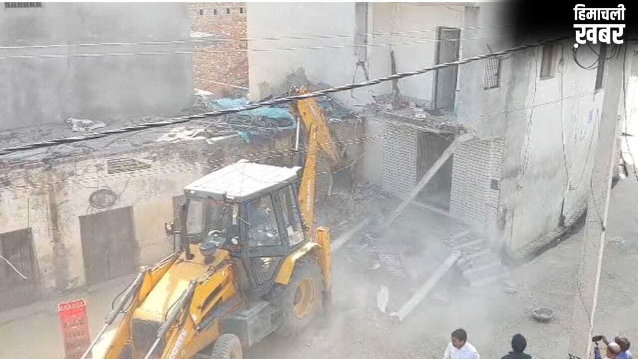 संभल में अवैध मस्जिद पर चला बुलडोजर, कार्रवाई के दौरान भारी पुलिस बल रहा तैनात… मिले विदेशी झंडे