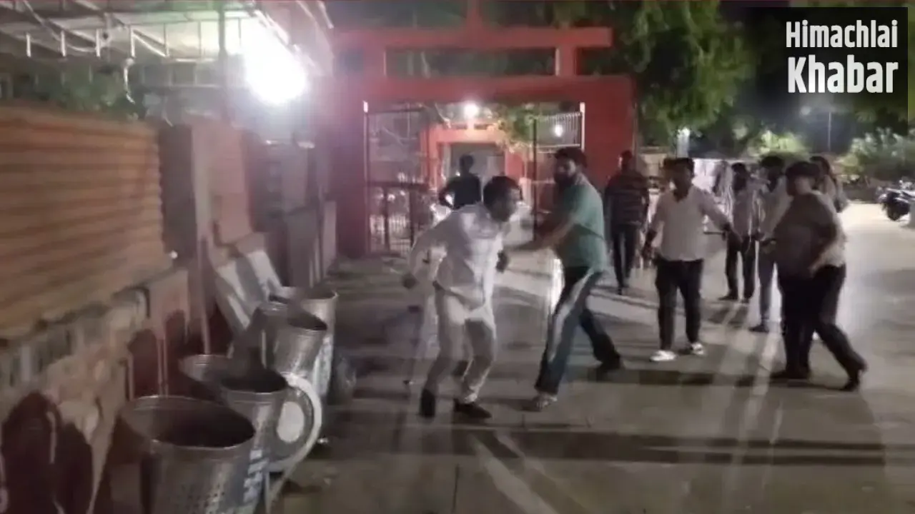 अयोध्या के बाद अब आगरा के शनिदेव मंदिर में चढ़ावे पर बवाल, चौथ वसूली के आरोप से मचा हड़कंप​