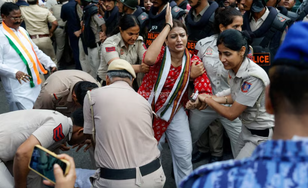 संसद घेरने की थी बड़ी साजिश: दिल्ली पुलिस का खुलासा, चुराए फोन और फेक सिम से रची गई हिंसा