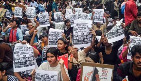 ‘चाहे रोके यूनिवर्सिटी या घरवाले, हम नहीं हटने वाले’, जंतर-मंतर पर छात्रों का हुजूम​