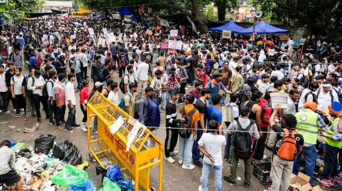 सड़क पर लोहे की शीट्स और ठोंकी गईं कीलें, दिल्ली पुलिस की जंतर-मंतर पर अभेद्य किलाबंदी