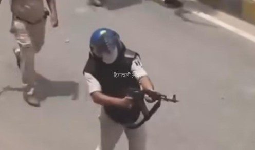छात्रों के प्रदर्शन में चली थी AK-47! फायरिंग करने वाला पुलिसकर्मी सस्पेंड​
