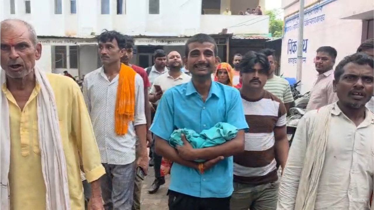 बहराइच: अस्पताल में नहीं मिला स्ट्रेचर… लेबर रूम में पैदल जा रही थी गर्भवती महिला, हो गई डिलीवरी; फर्श पर गिरने से नवजात की मौत का आरोप